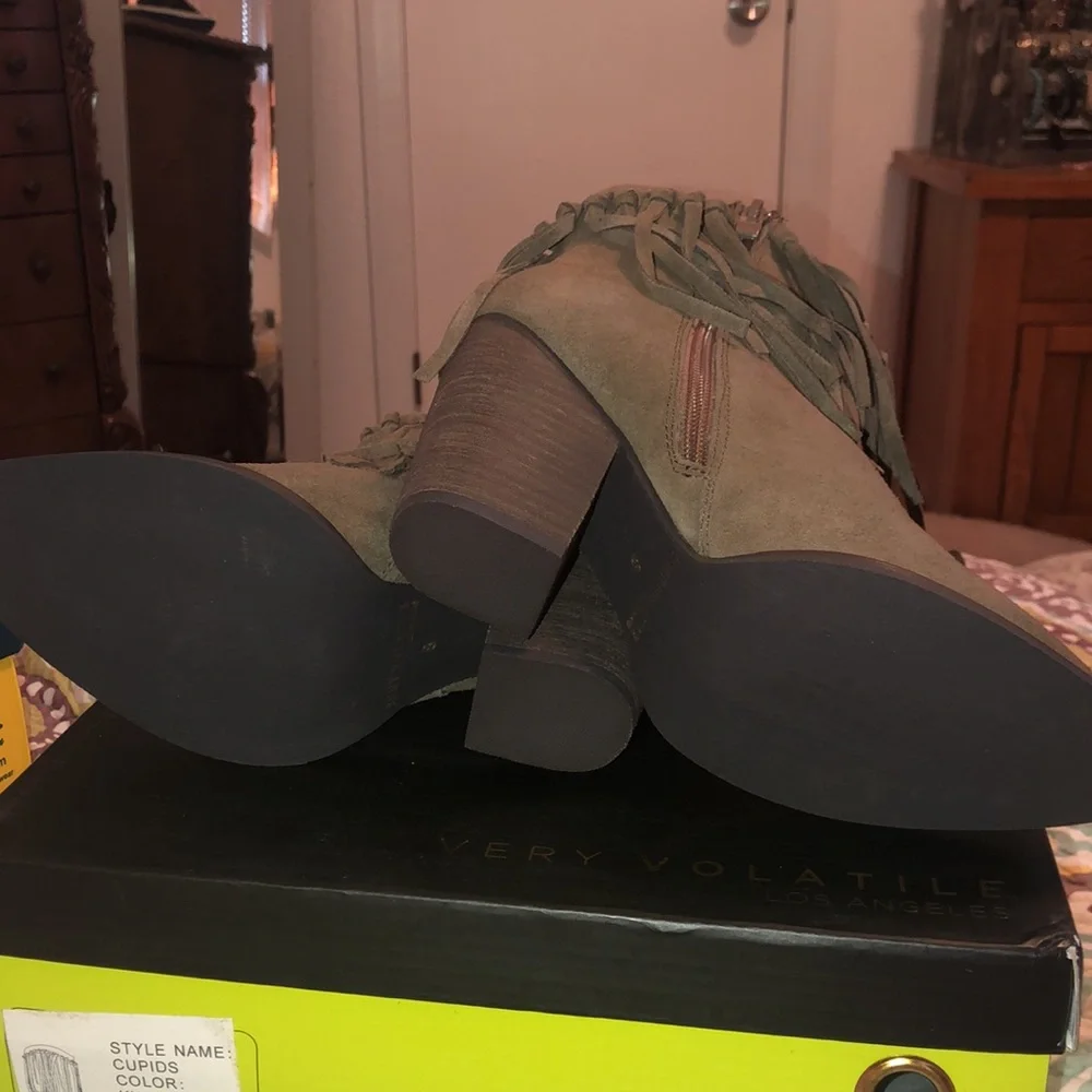 NIB Very Volatile Cupids Khaki Boots 8 - Picture 4 of 6